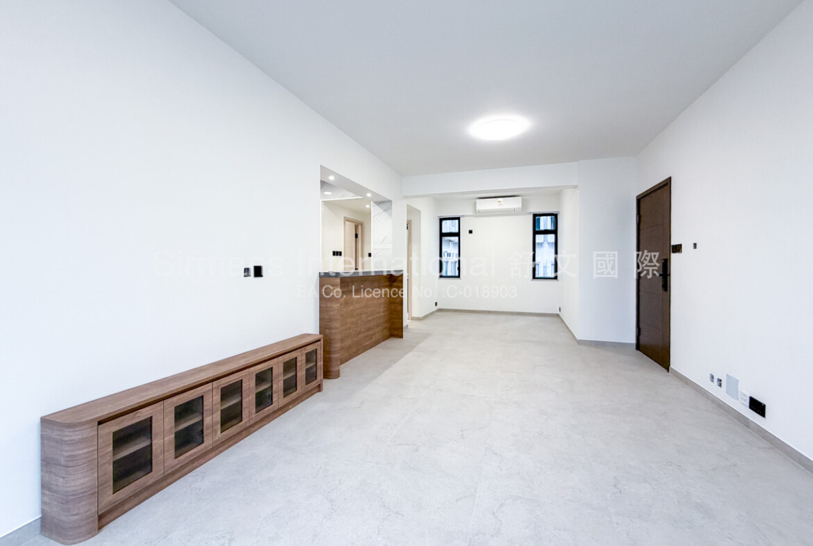 Spacious, modern, empty living area